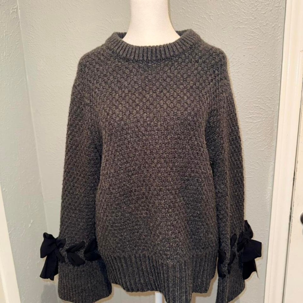 Club‎ Mónaco Dark Gray Sweater Bows Size Medium NWOT